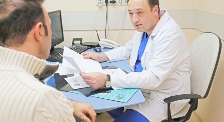 Homme consultant un urologue